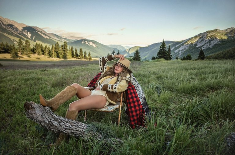 Shania Twain to revisit teen years on new LP "Little Miss Twain," drops gritty single | iNFOnews.ca