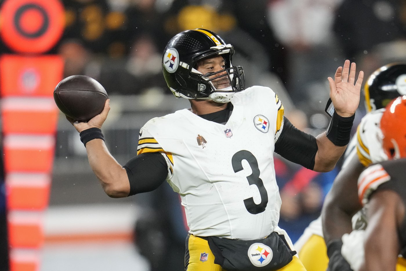 Nick Chubb plows through heavy snow for 2-yard TD, giving Browns 24-19 win over Steelers | iNFOnews.ca