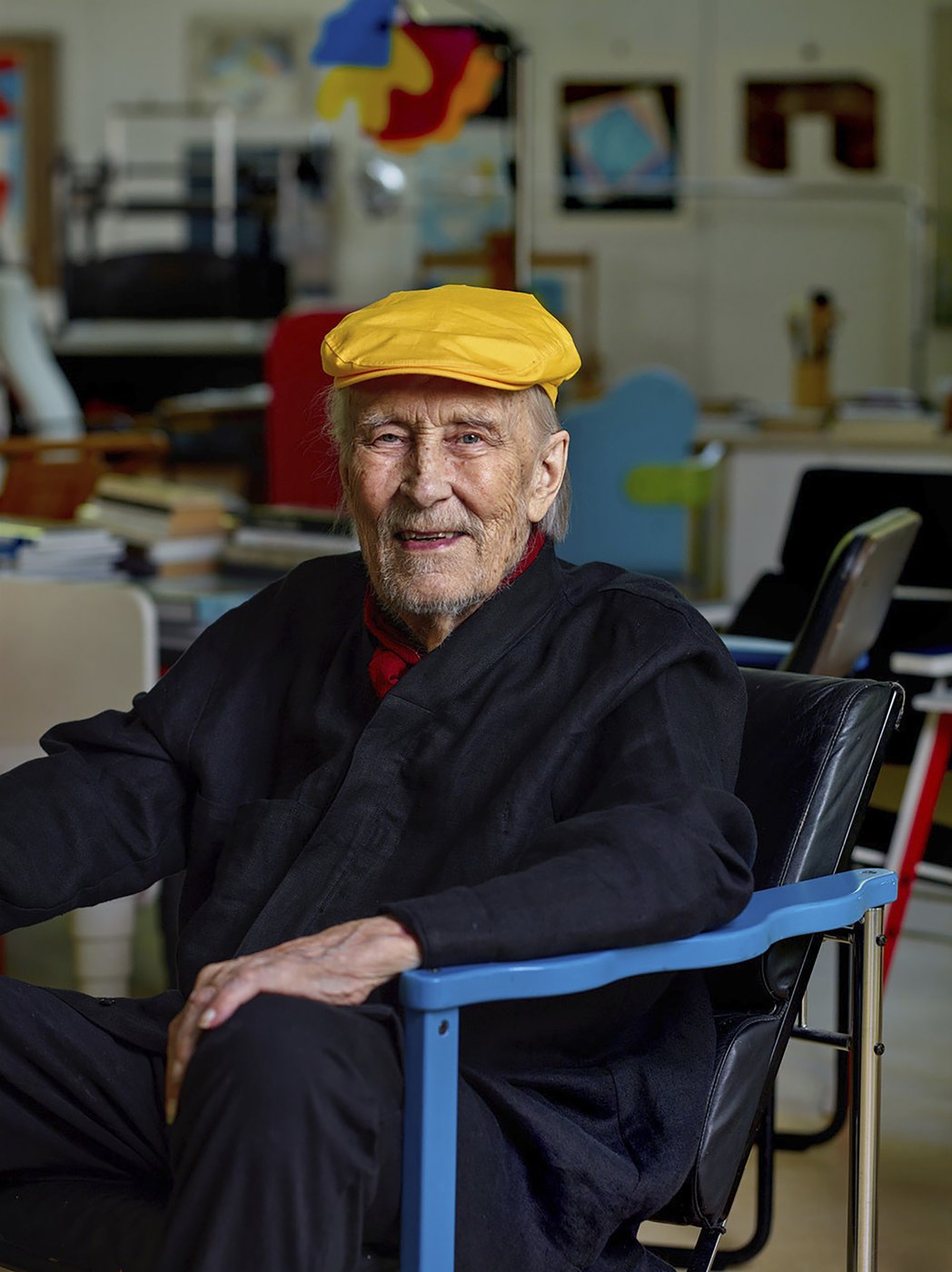 Finnish designer Yrjö Kukkapuro, whose postmodern chairs graced waiting rooms and museums, dies | iNFOnews.ca