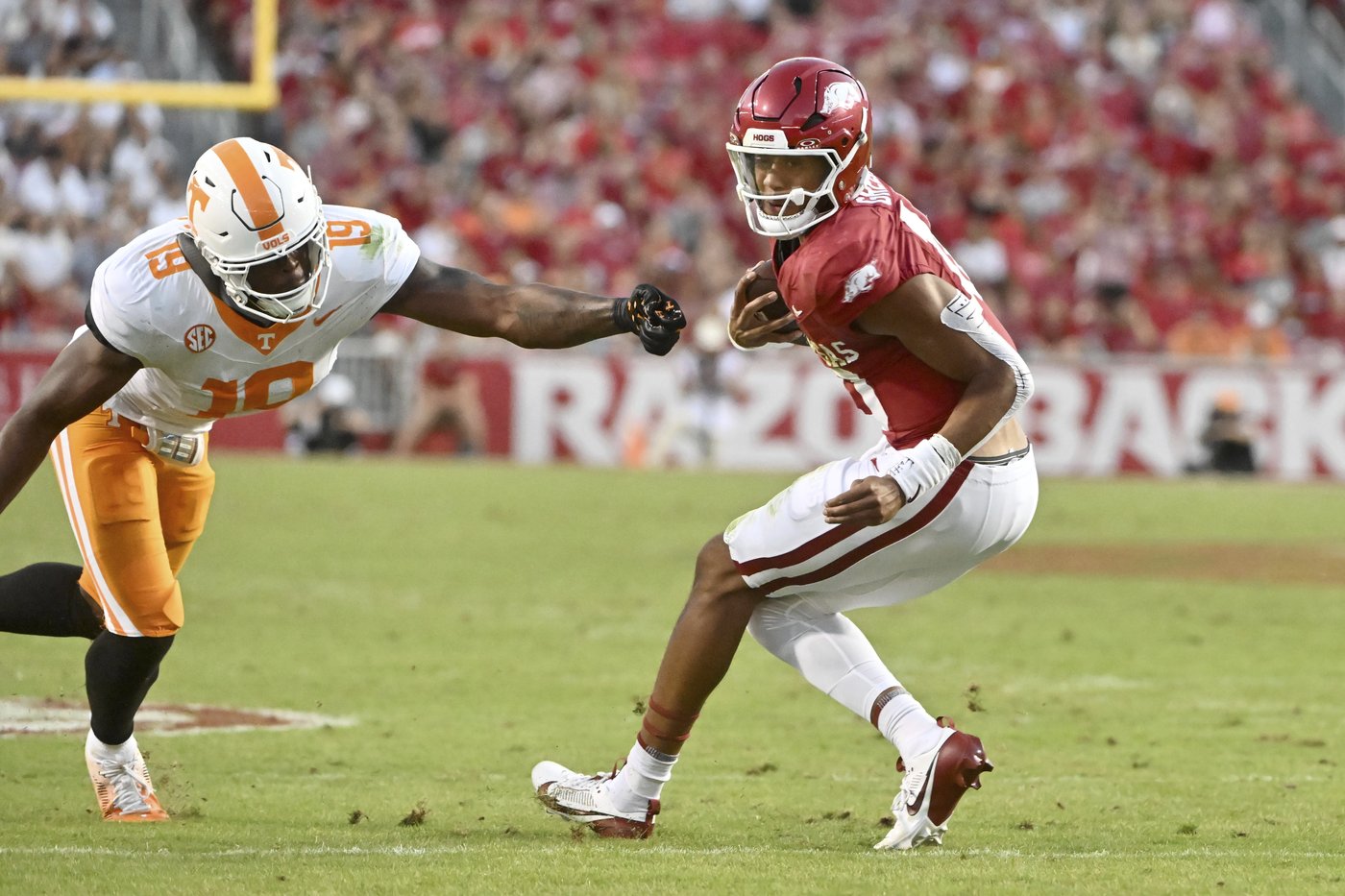 Singleton scores late TD as Arkansas beats No. 4 Tennessee 19-14 | iNFOnews.ca