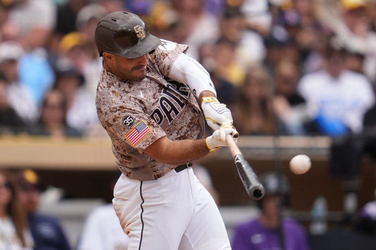 Padres top Rockies 7-2 for 4-game sweep but Nick Pivetta exits with stiff elbow | iNFOnews.ca