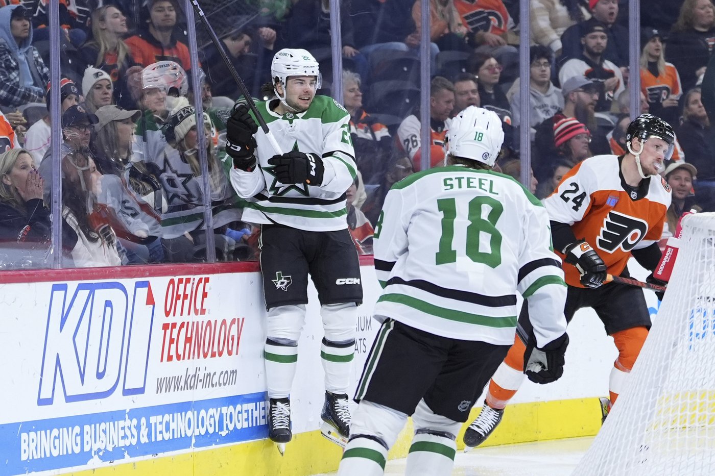 DeSmith stops 27 shots to lead Stars to 6th straight win, 4-1 over Flyers | iNFOnews.ca DeSmith stops 27 shots to lead Stars to 6th straight win, 4-1 over Flyers | iNFOnews.ca