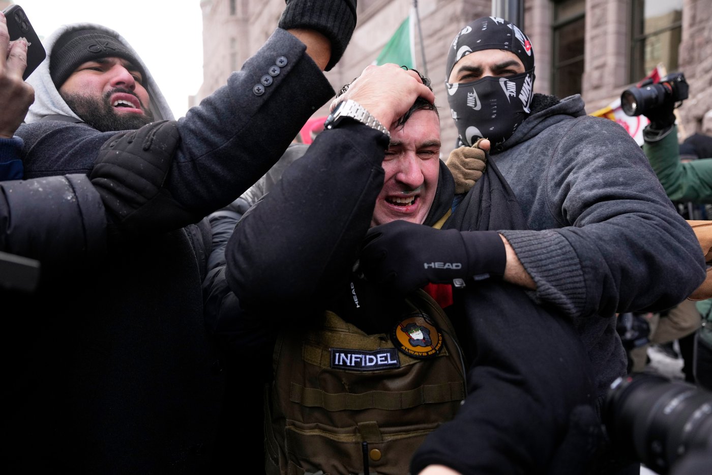 Photos show anti-ICE crowd chase off pro-ICE demonstrators from Minneapolis streets | iNFOnews.ca