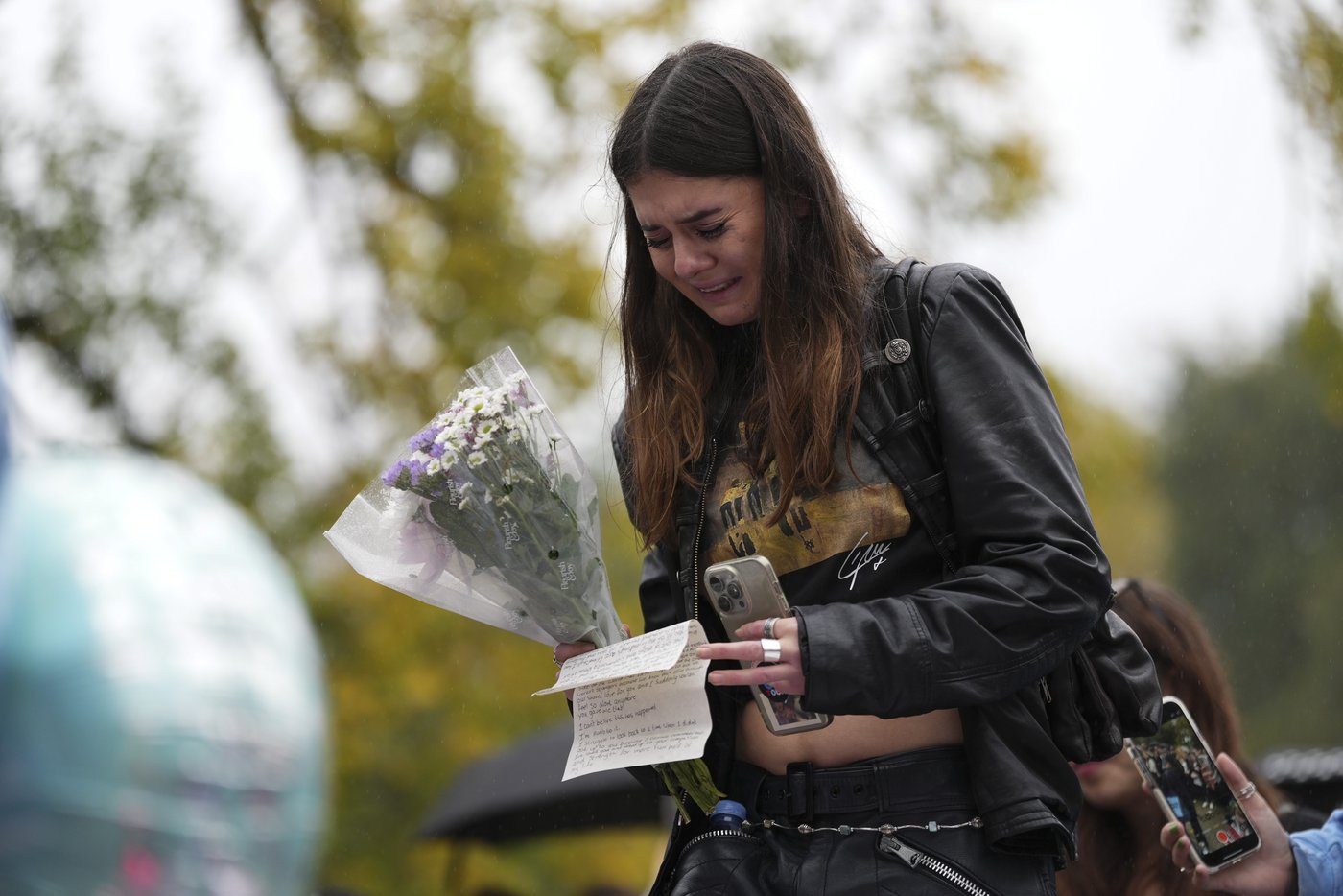 Directioners mourning singer Liam Payne leave tributes in London and other cities | iNFOnews.ca