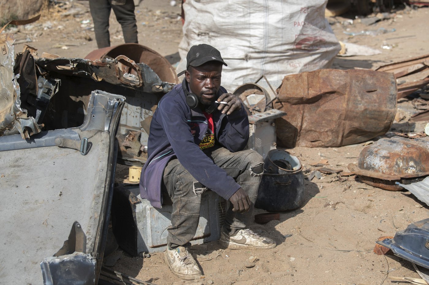 Zimbabwe's scrap metal hunters are quietly fighting climate change one piece at a time | iNFOnews.ca