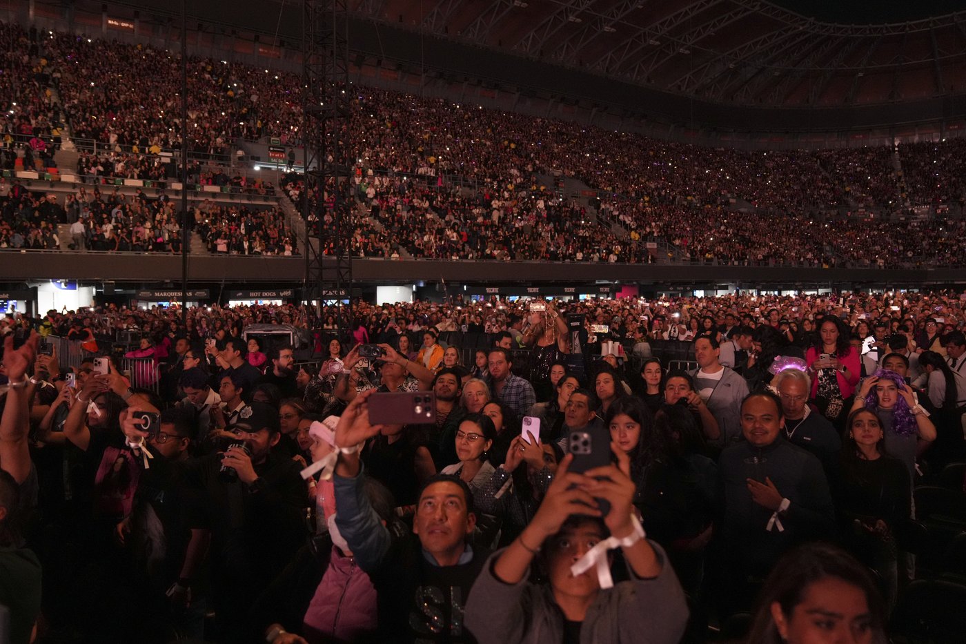 PHOTO COLLECTION: Shakira on Tour | iNFOnews.ca