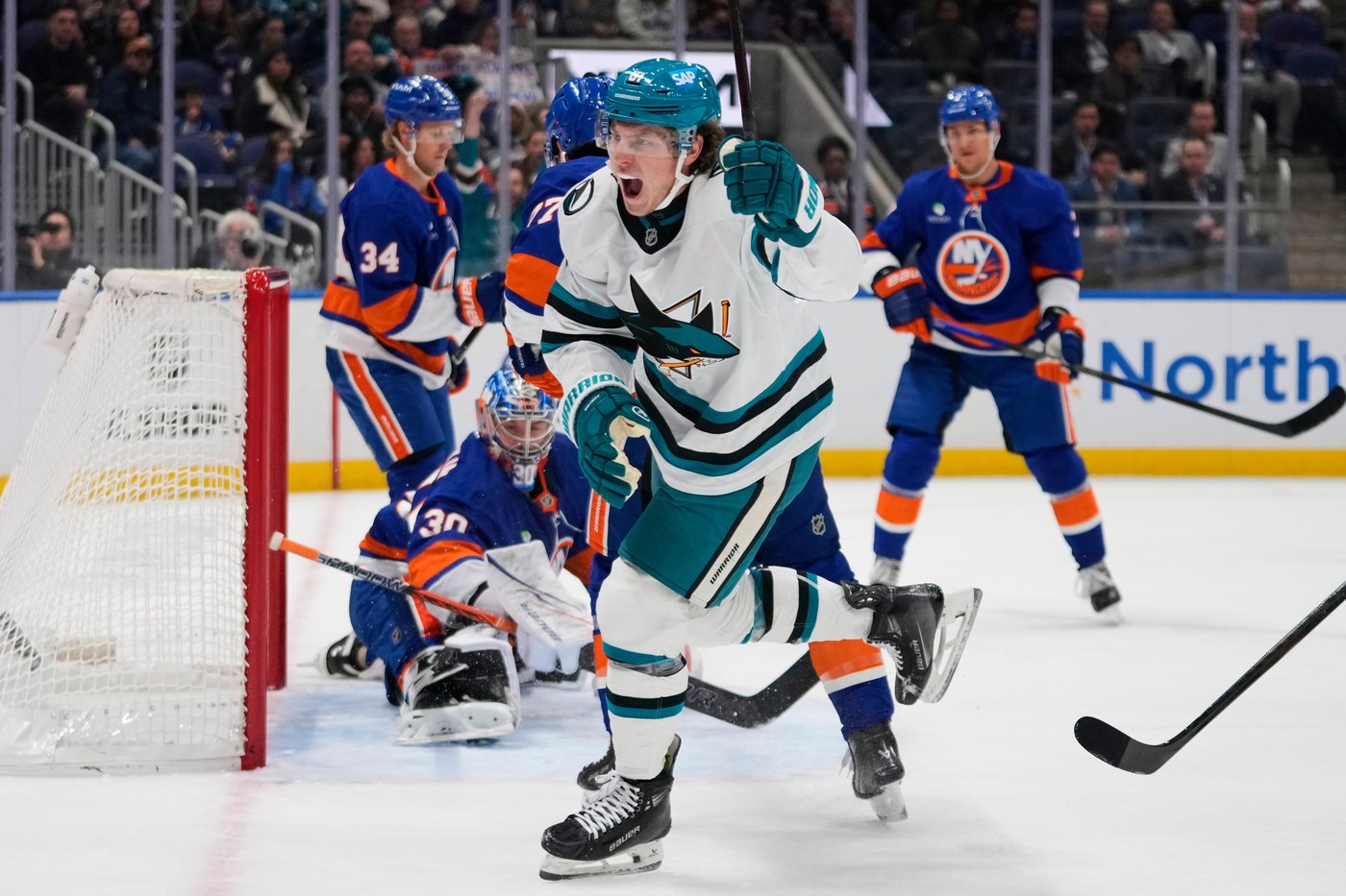 Islanders beat Sharks 4-3 for third straight win | iNFOnews.ca