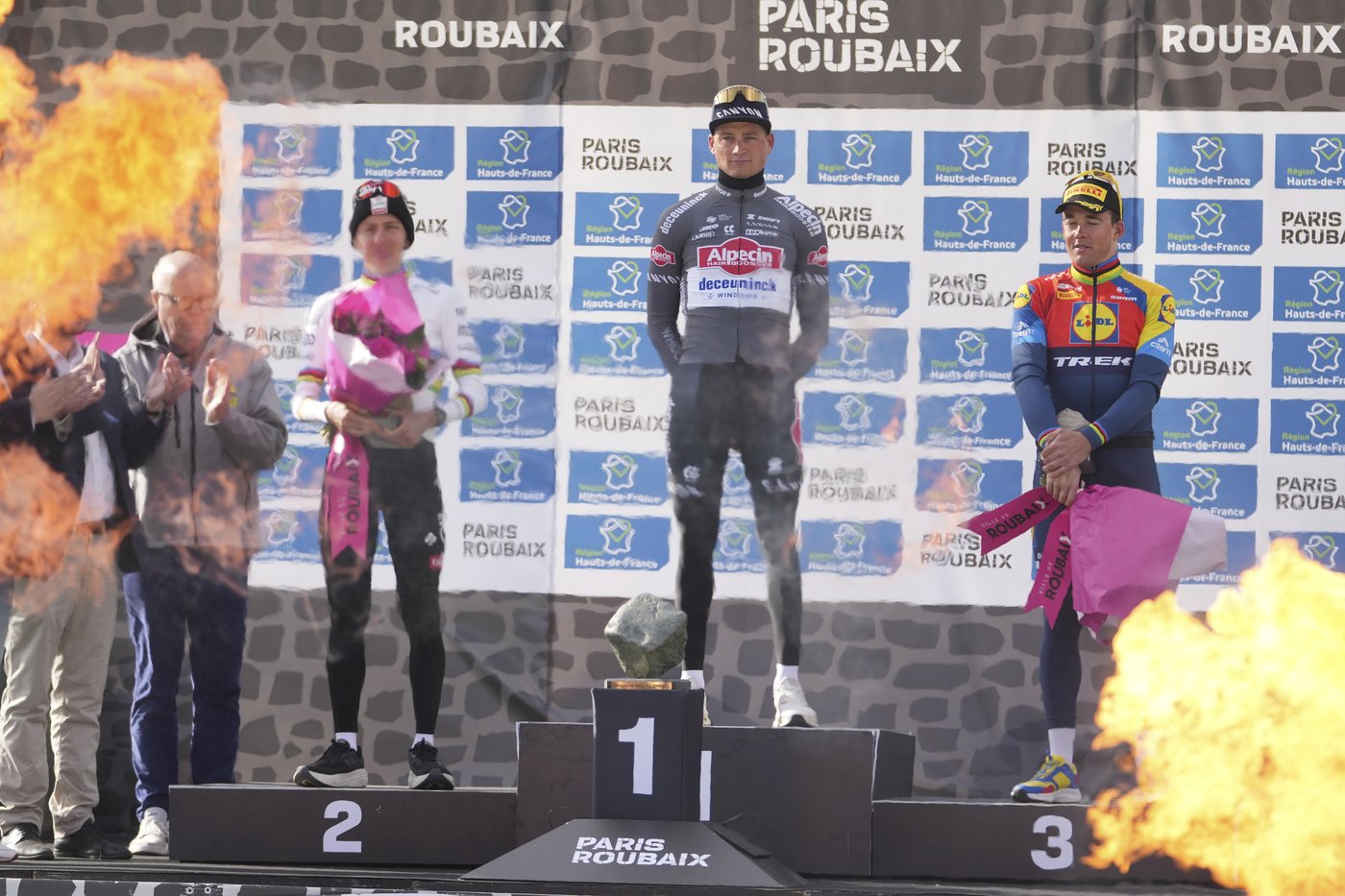 Van der Poel wins Paris-Roubaix again with Pogačar in second place after late crash | iNFOnews.ca