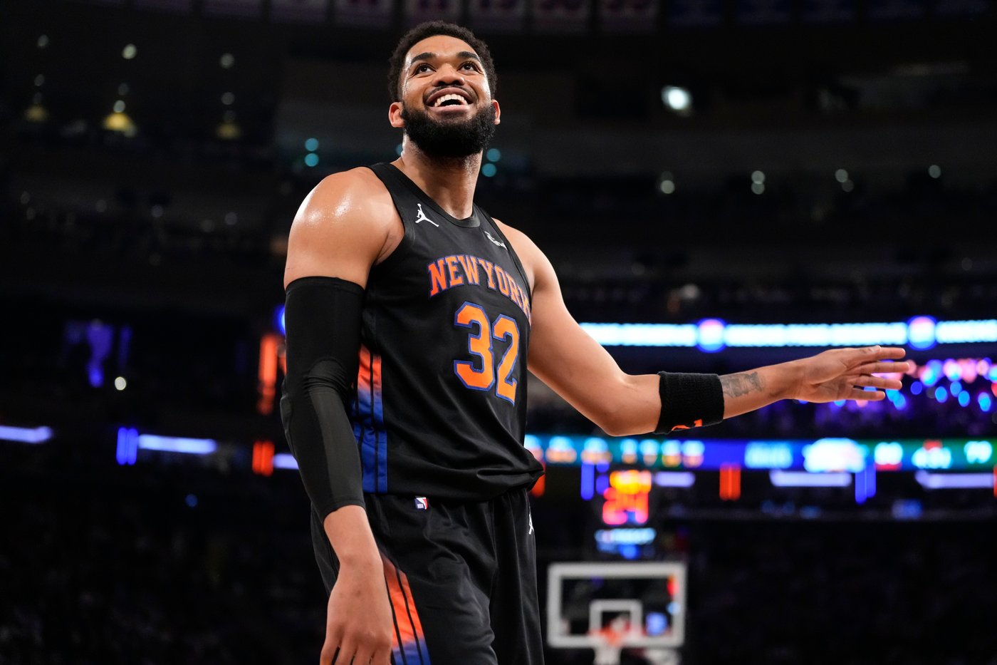 Glass cleaner: Karl-Anthony Towns dislodges ball behind backboard after Andre Drummond can't | iNFOnews.ca Glass cleaner: Karl-Anthony Towns dislodges ball behind backboard after Andre Drummond can't | iNFOnews.ca