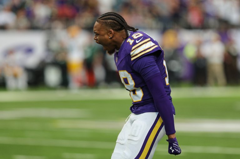 Vikings close with 29 straight points to beat rival Packers as Wentz replaces injured Murray | iNFOnews.ca