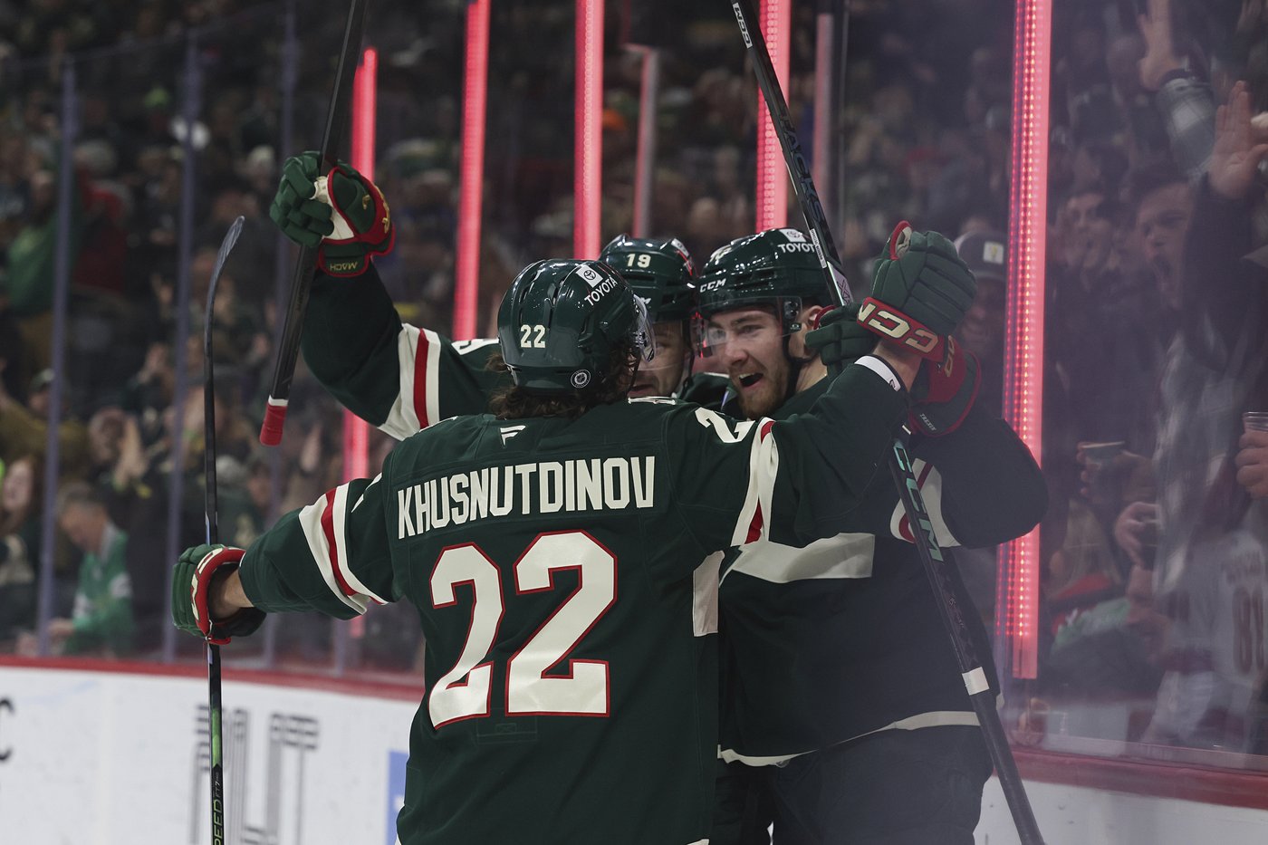 Gustavsson makes 38 saves and Wild hang on to earn 2-1 win over Hurricanes | iNFOnews.ca