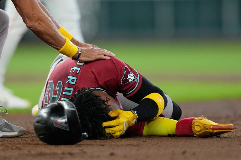 Arizona’s Geraldo Perdomo leaves game after being hit in the helmet by a line drive | iNFOnews.ca