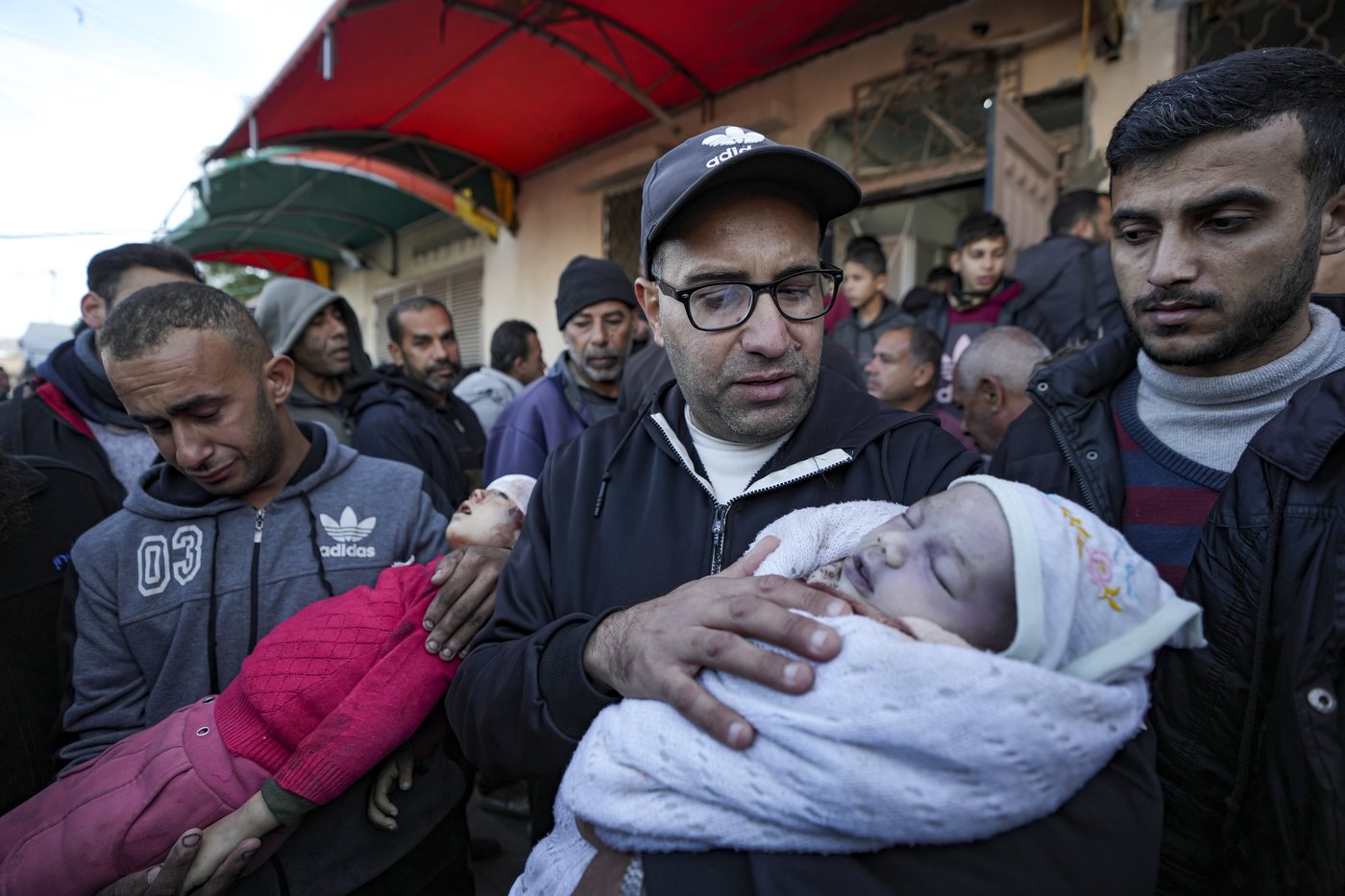 Hamas OKs draft agreement of a Gaza ceasefire and the release of some hostages, officials say | iNFOnews.ca