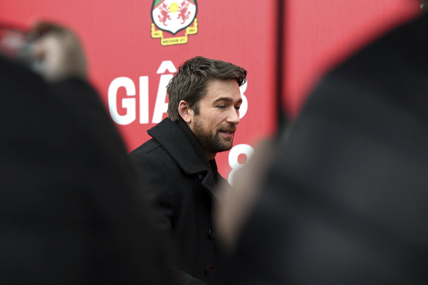 Reynolds gives Wrexham locals early Christmas gifts and watches team play with famous guests | iNFOnews.ca