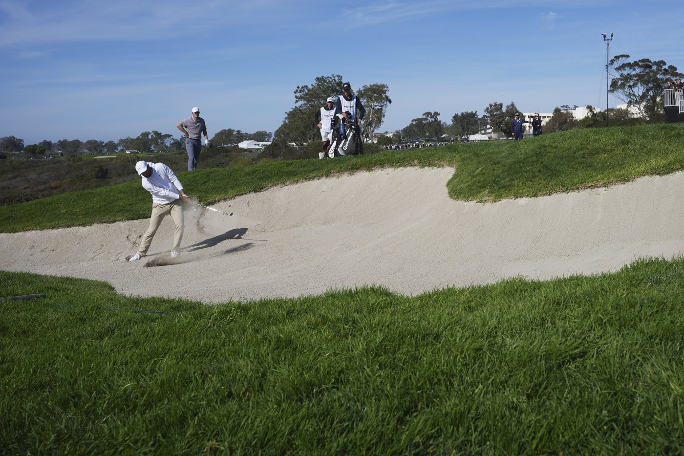 Rodgers grabs lead at Torrey Pines as Scheffler, McIlroy falter | iNFOnews.ca