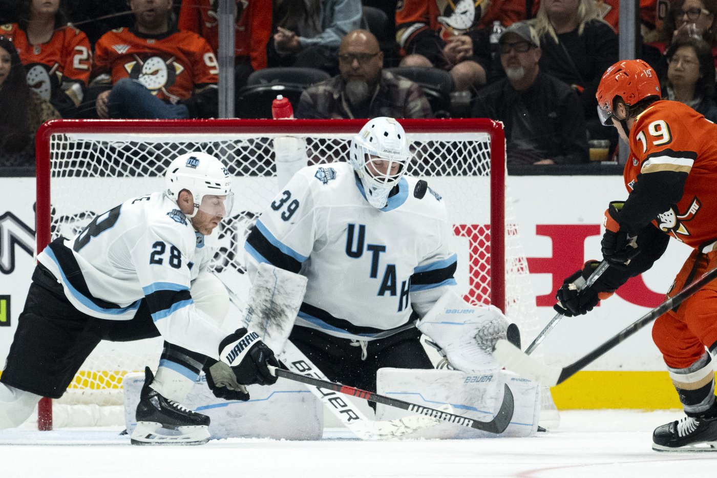 Leo Carlsson scores in OT, and the Ducks beat Utah 5-4 for their 9th straight home opener victory | iNFOnews.ca Leo Carlsson scores in OT, and the Ducks beat Utah 5-4 for their 9th straight home opener victory | iNFOnews.ca