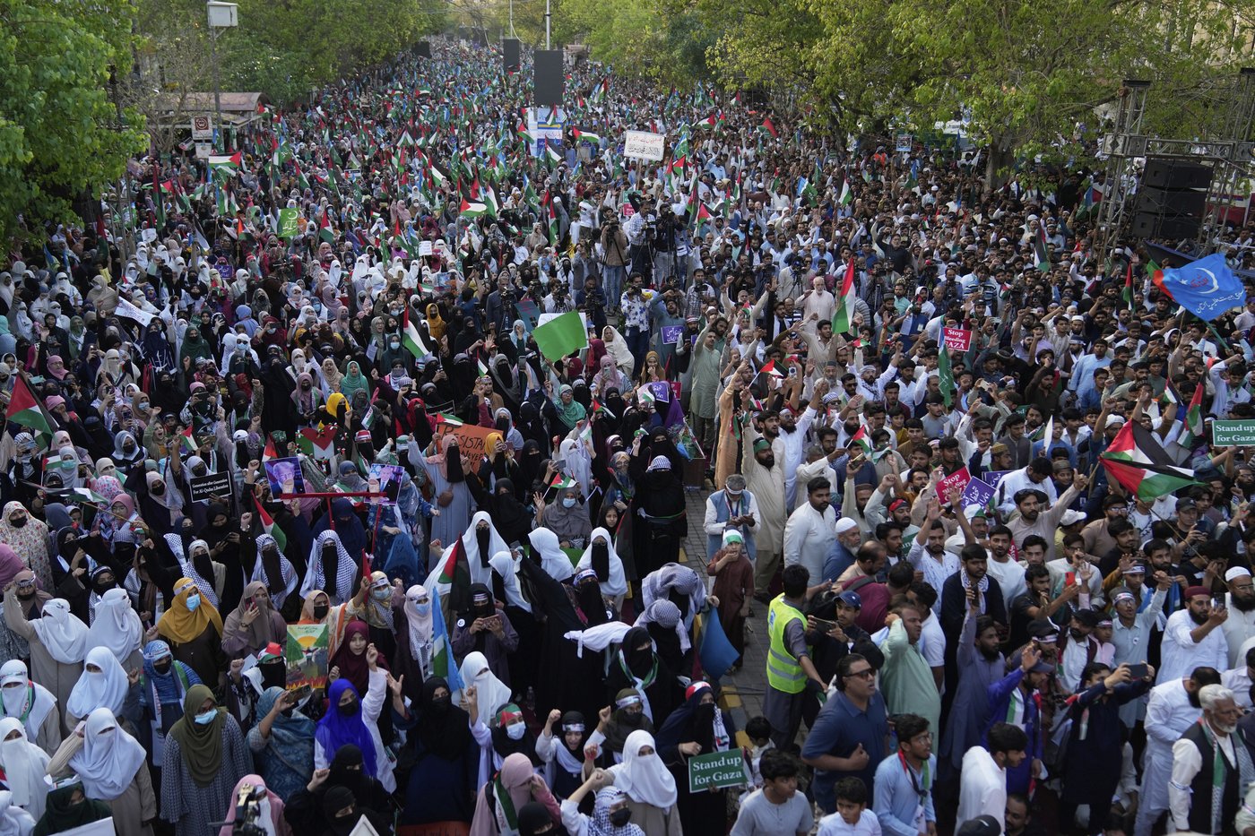 Thousands of Islamists rally in Pakistan against Israel’s bombing in Gaza | iNFOnews.ca