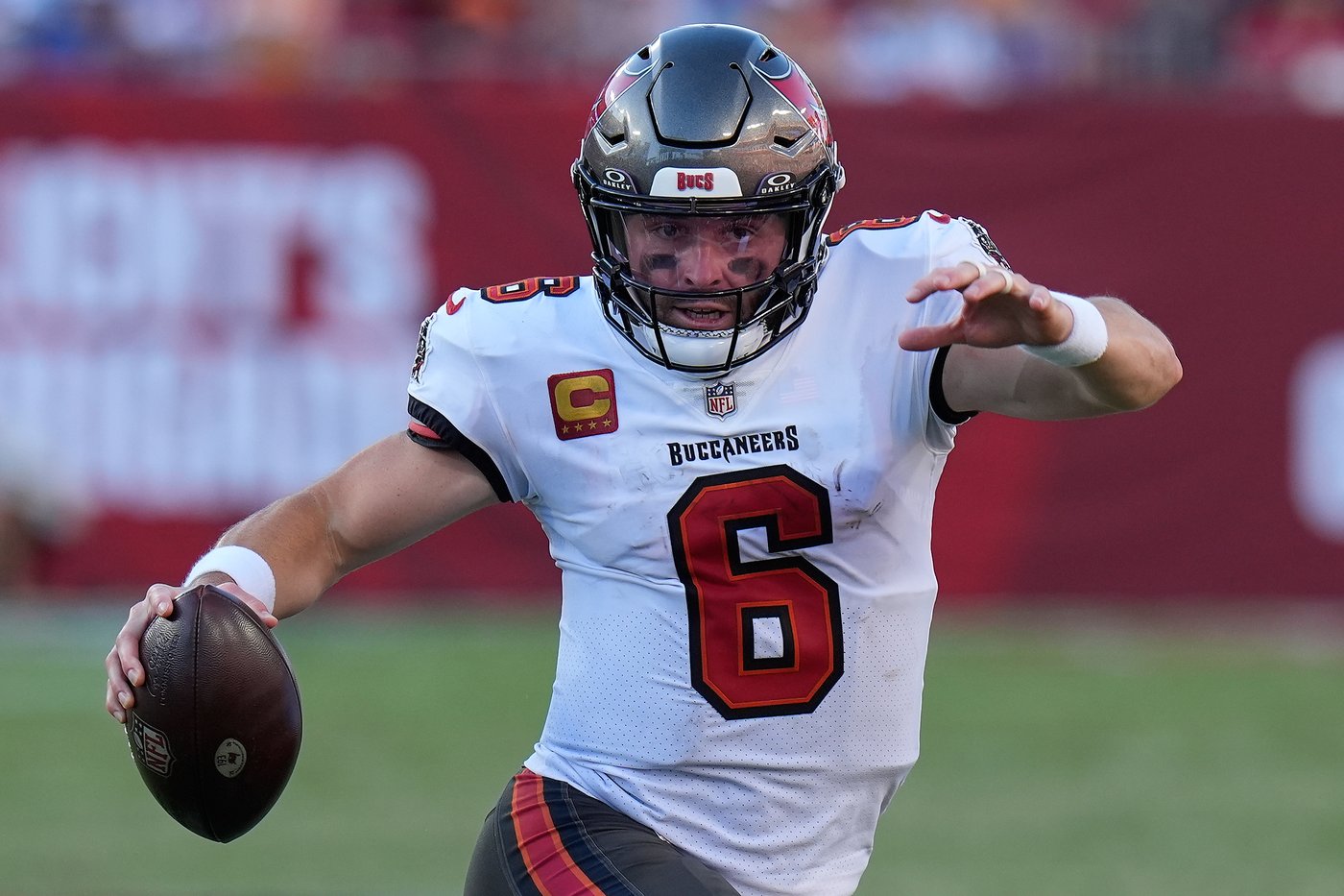 Baker Mayfield is expected to miss at least 3 weeks after dislocating his right thumb, Bucs say | iNFOnews.ca