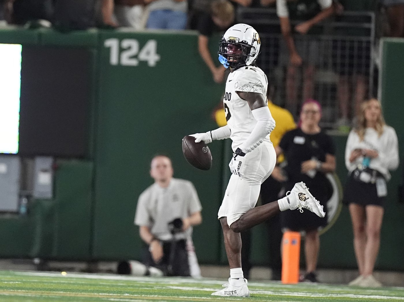 Colorado two-way star Travis Hunter hopes to play cornerback and receiver at the next level, too | iNFOnews.ca
