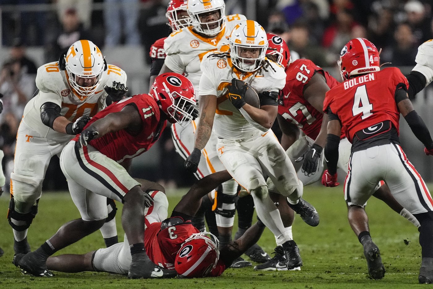 Beck throws for 2 TDs, runs for another to lead No. 11 Georgia past No. 6 Tennessee 31-17 | iNFOnews.ca