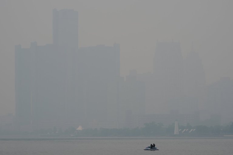 Wildfire smoke makes air unhealthy from the US Midwest to East Coast. Officials say stay inside | iNFOnews.ca