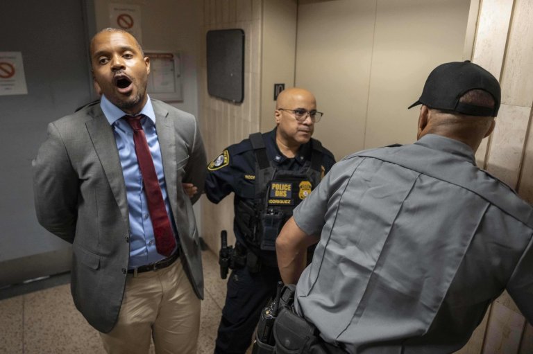 Elected officials and dozens of protesters are arrested at Manhattan immigration holding facility | iNFOnews.ca