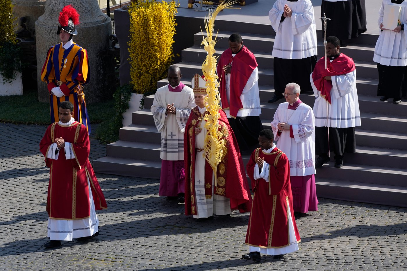 Pope Leo XIV opens Holy Week with Palm Sunday that recalls final days of Pope Francis' life | iNFOnews.ca