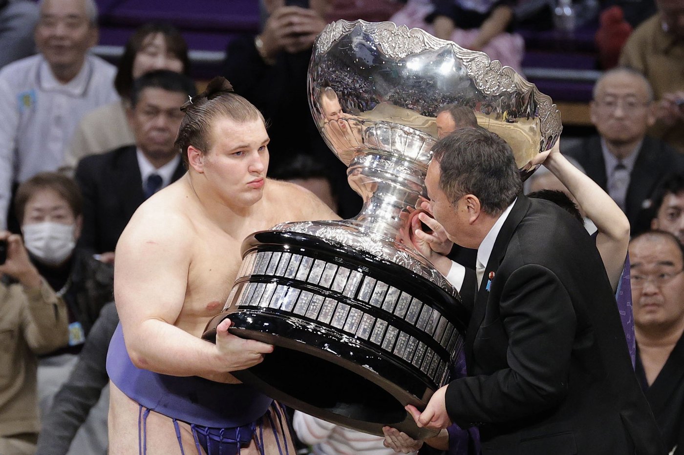 Ukraine-born sumo wrestler Aonishiki is the first from his country to win a top championship | iNFOnews.ca Ukraine-born sumo wrestler Aonishiki is the first from his country to win a top championship | iNFOnews.ca