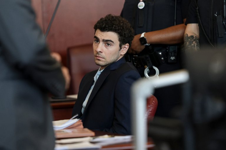 Luigi Mangione's hearing delayed a day after DA failed to tell jail he's needed in court | iNFOnews.ca