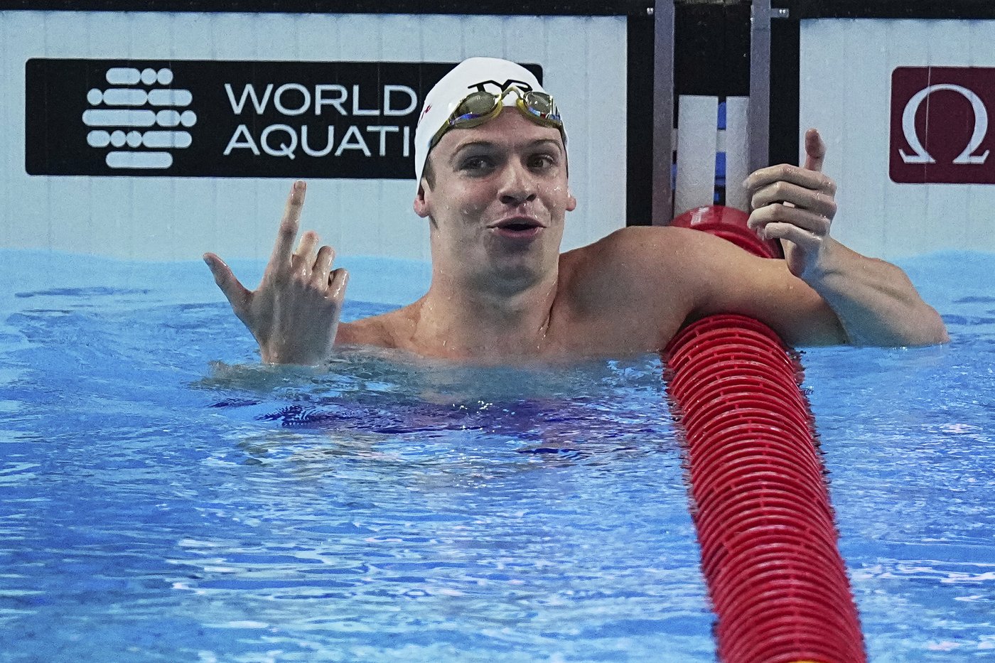 Léon Marchand breaks world record in 200 individual medley in 1 minute, 52.69 seconds | iNFOnews.ca