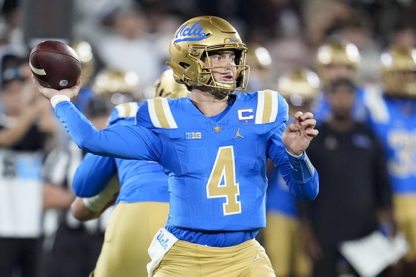 Dillon Gabriel throws for 3 TDs as No. 8 Oregon beats UCLA 34-13 in first Big Ten game | iNFOnews.ca