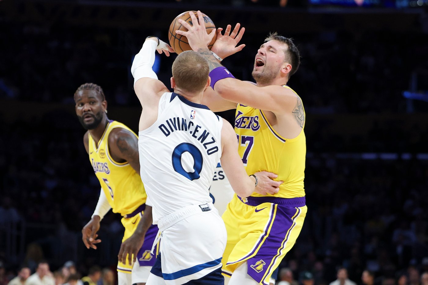 Lakers' Luka Doncic likely out at least one week with a sprained finger and a bruised leg | iNFOnews.ca