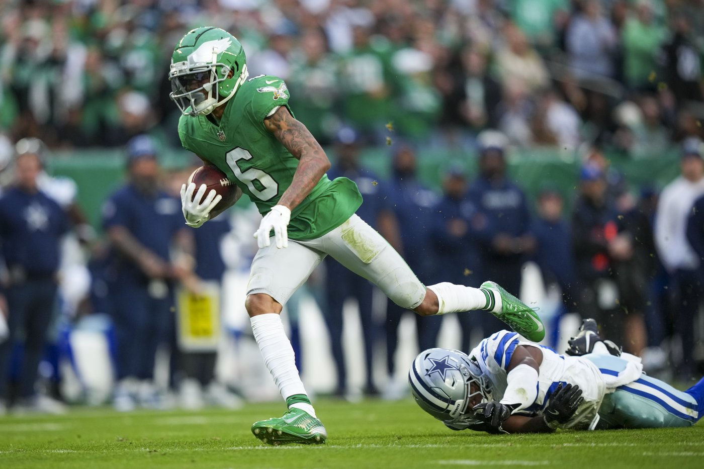 Saquon Barkley tops 2,000 yards rushing as Eagles beat Cowboys 41-7 to clinch NFC East | iNFOnews.ca