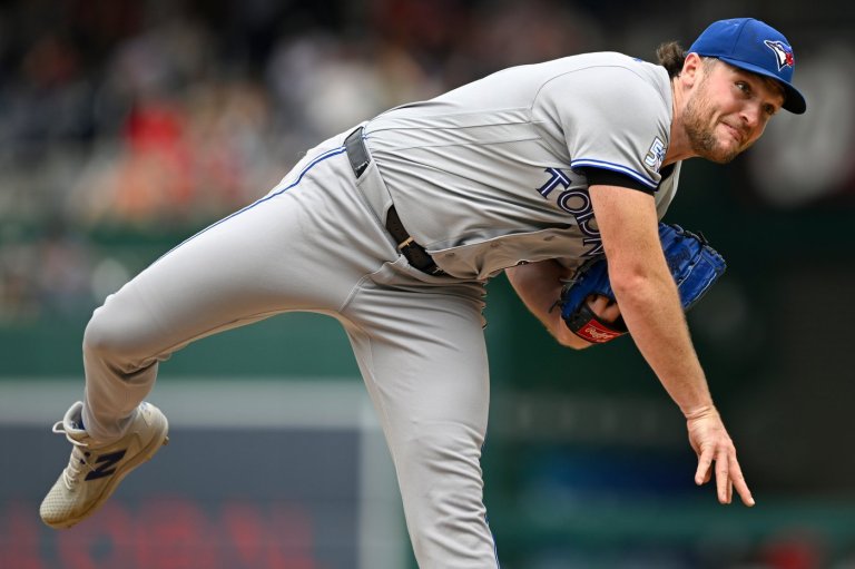 Jays' Yesavage to have MRI on knee after early exit against Astros | iNFOnews.ca
