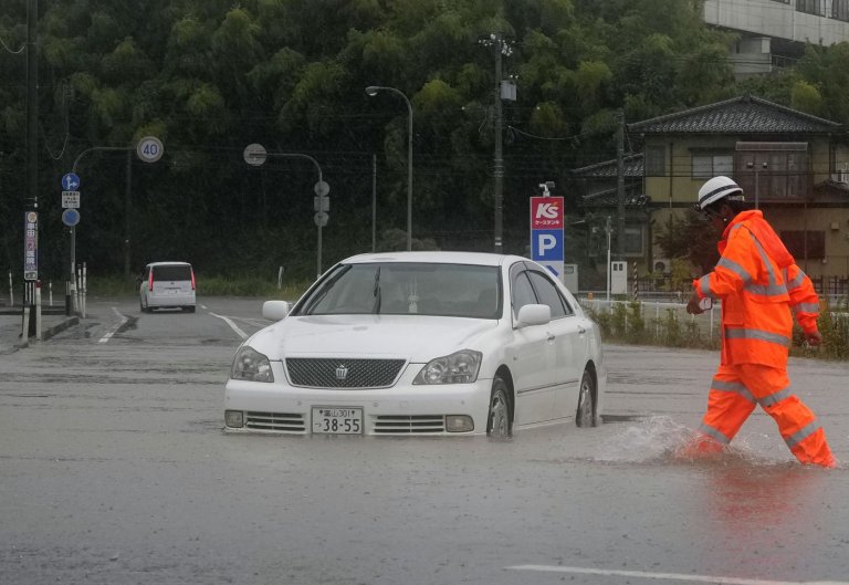 Heavy rain and flooding in north-central Japan strands people and vehicles | iNFOnews.ca