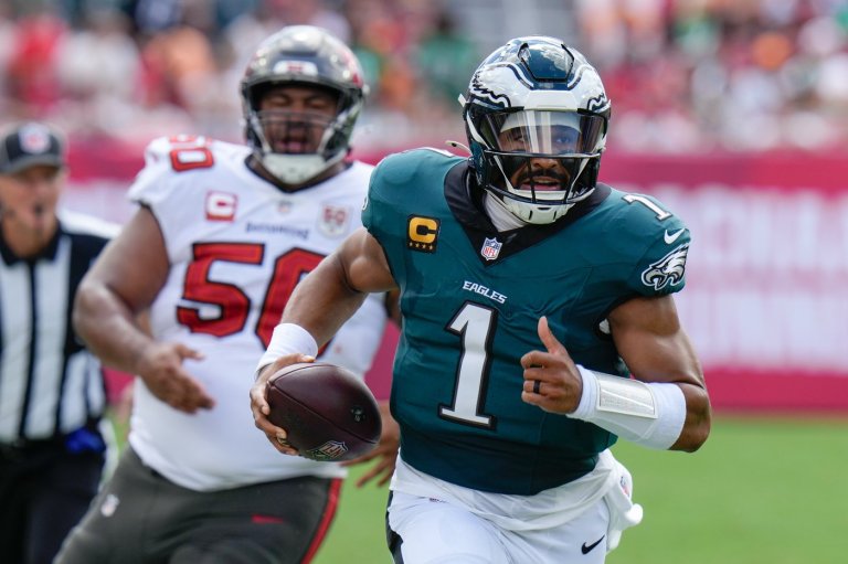 Fake tush push and special teams TD help Eagles beat Bucs 31-25 to stay undefeated | iNFOnews.ca