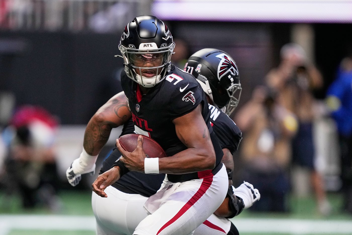 Falcons QB Michael Penix injures knee against Panthers and replaced by Kirk Cousins | iNFOnews.ca