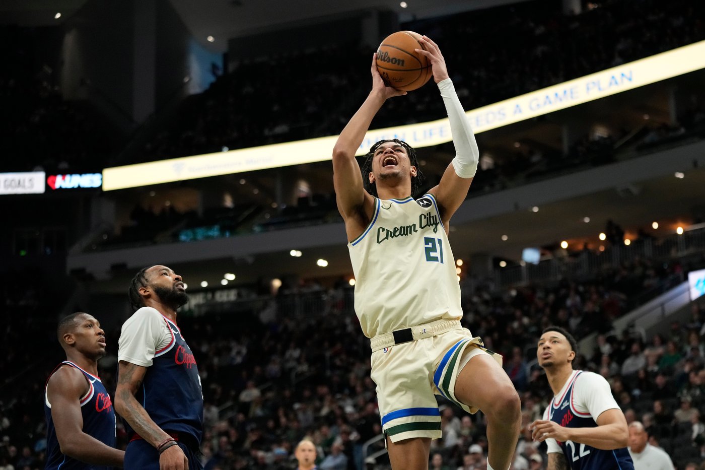 Mathurin scores 28 to pace Clippers past short-handed Bucks 127-113 | iNFOnews.ca Mathurin scores 28 to pace Clippers past short-handed Bucks 127-113 | iNFOnews.ca