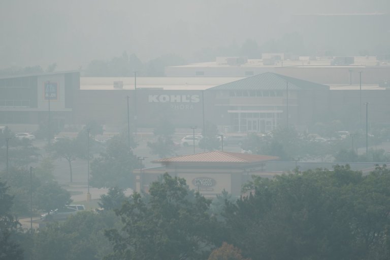 Canadian wildfire smoke turns air hazardous in the US Midwest. Officials say stay inside | iNFOnews.ca