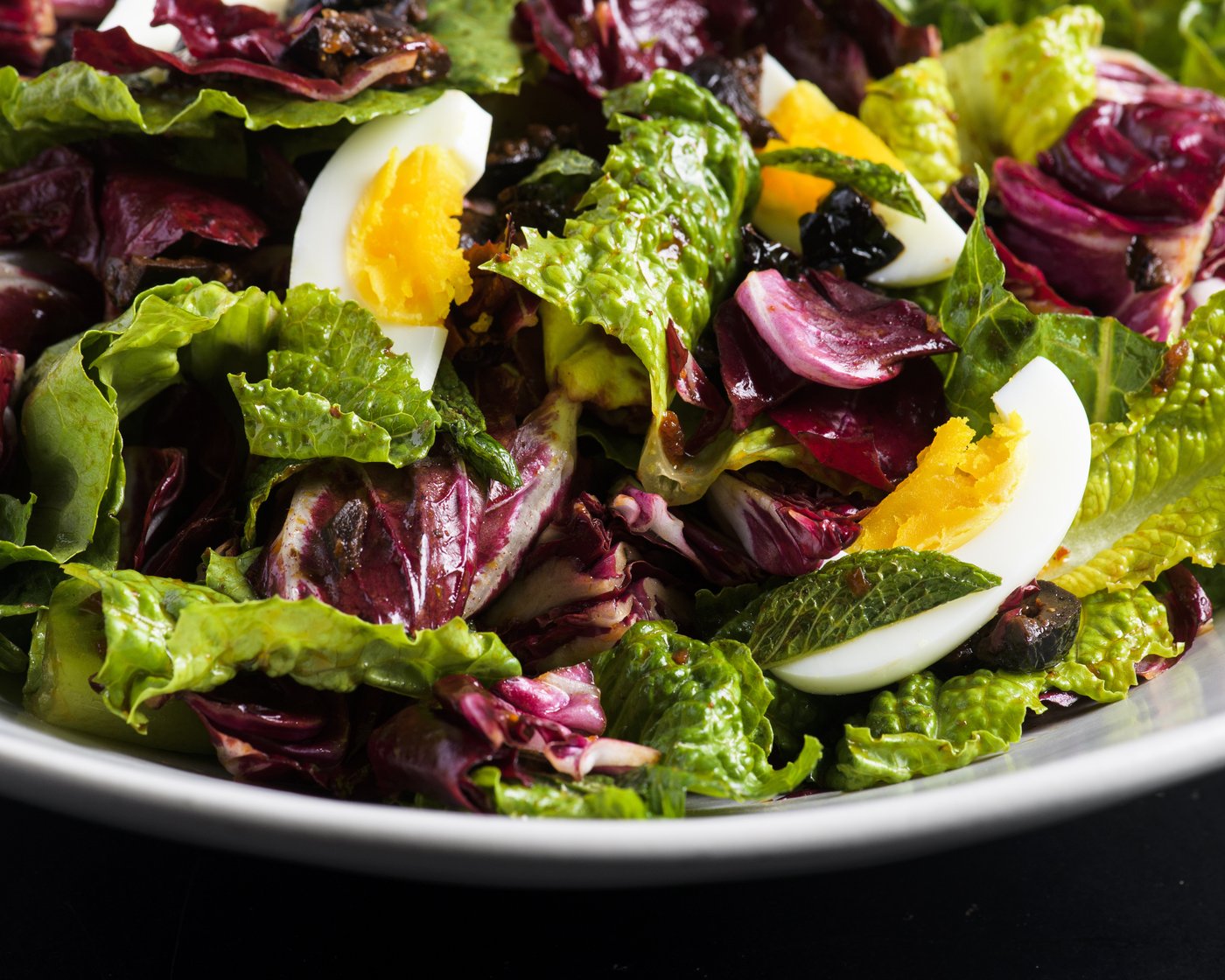 This crisp and colorful romaine and radicchio salad eats like a meal | iNFOnews.ca This crisp and colorful romaine and radicchio salad eats like a meal | iNFOnews.ca