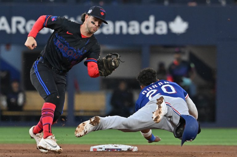 Jays lose fourth straight with 5-4 setback to Rangers | iNFOnews.ca