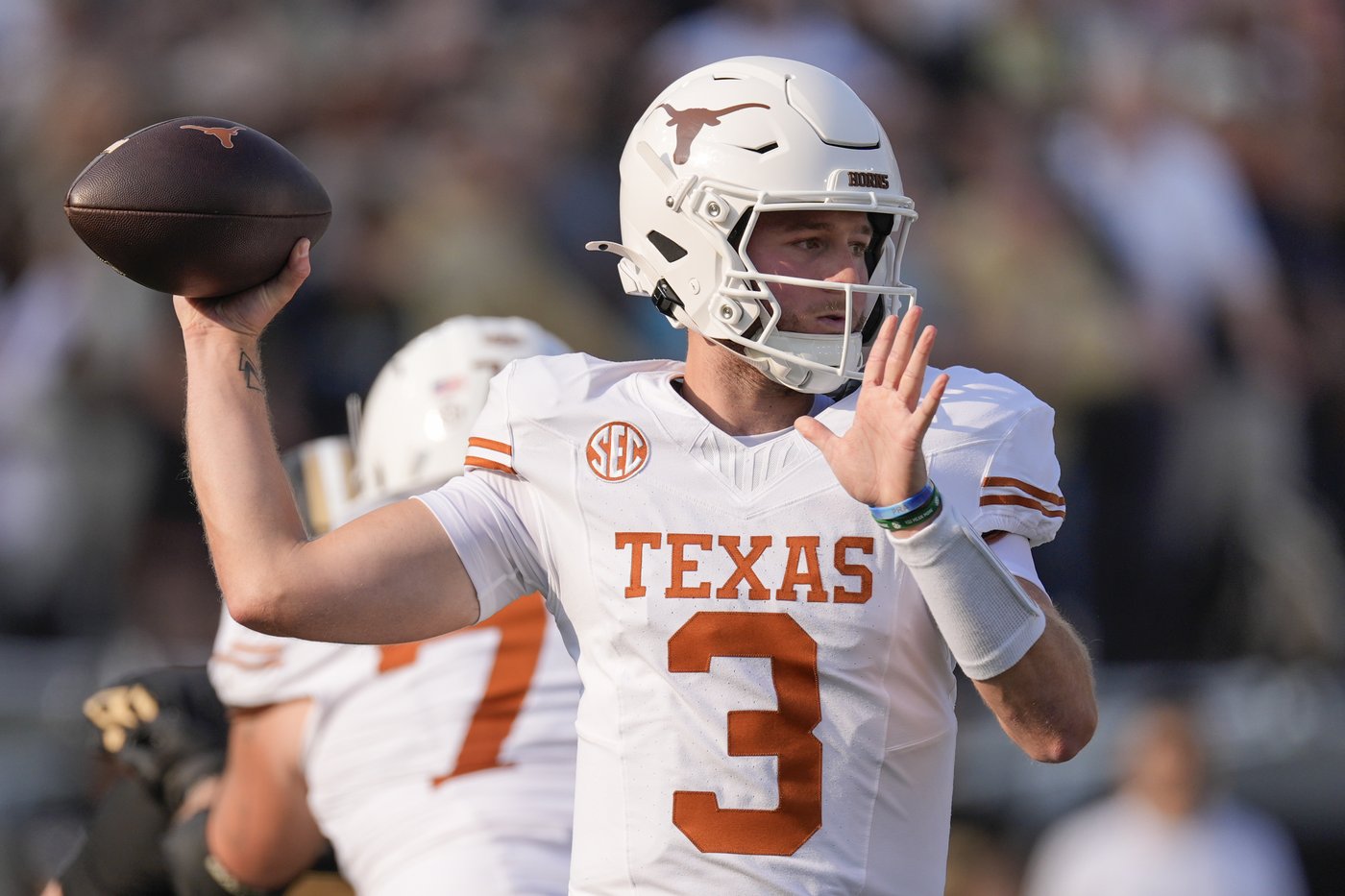 Quinn Ewers throws for 3 TDs as No. 5 Texas beats No. 25 Vanderbilt 27-24 in 'culture' win | iNFOnews.ca Quinn Ewers throws for 3 TDs as No. 5 Texas beats No. 25 Vanderbilt 27-24 in 'culture' win | iNFOnews.ca