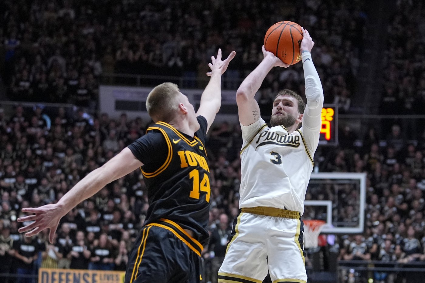 Braden Smith leads 2nd-half charge in No. 5 Purdue's 79-72 comeback victory over Iowa | iNFOnews.ca