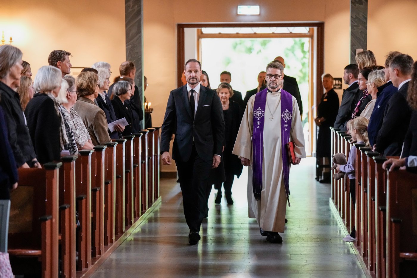 Norwegians line up at memorials remembering the late King Harald V. Funeral set for Sept 9 | iNFOnews.ca