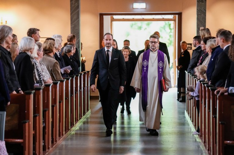Norwegians line up at churches for emotional memorials remembering the late King Harald V | iNFOnews.ca
