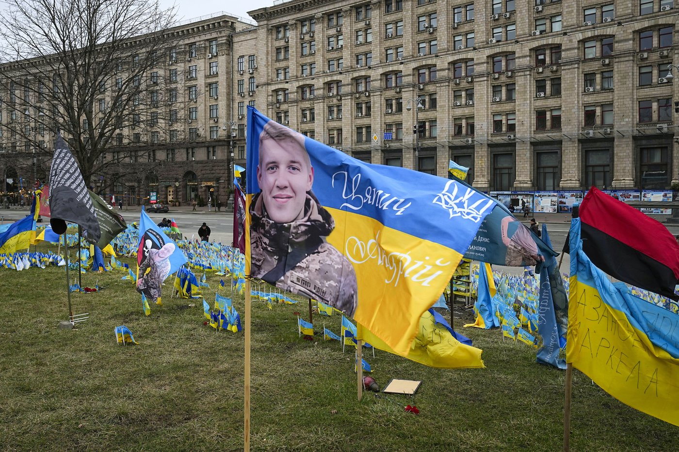 A makeshift memorial grows in Ukraine’s capital after 1,000 days of war | iNFOnews.ca A makeshift memorial grows in Ukraine’s capital after 1,000 days of war | iNFOnews.ca