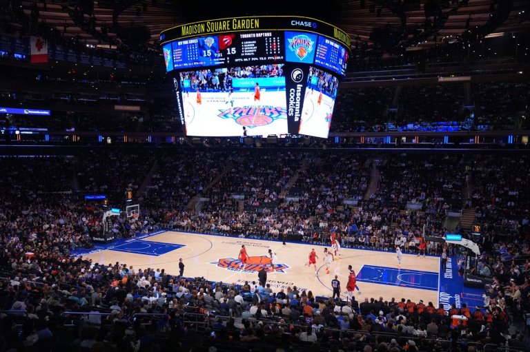 Knicks start their championship celebration by hanging an NBA Cup banner they previously refused | iNFOnews.ca