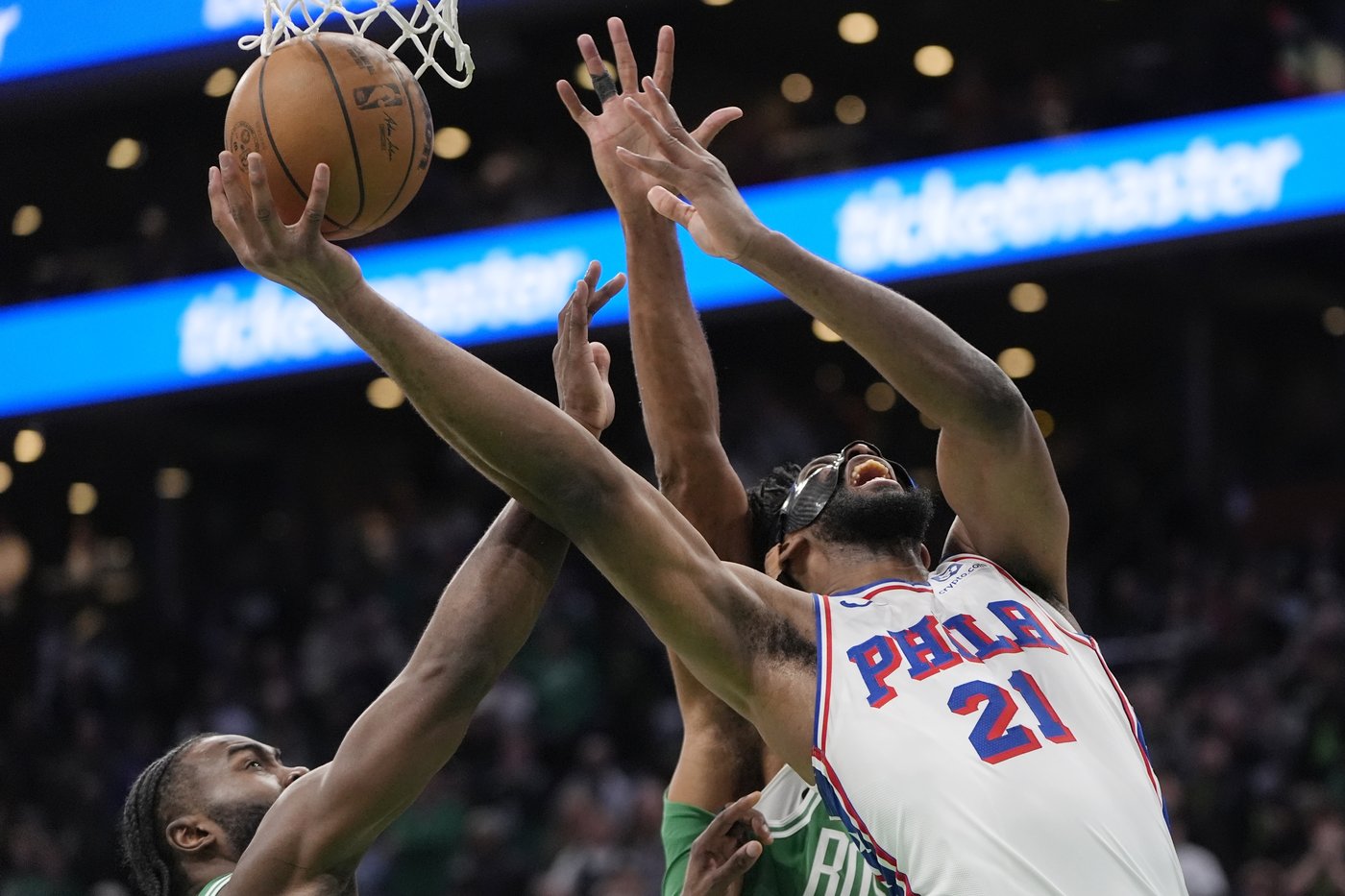 76ers star Joel Embiid falls during warmups but remains in lineup for matchup with Celtics | iNFOnews.ca 76ers star Joel Embiid falls during warmups but remains in lineup for matchup with Celtics | iNFOnews.ca