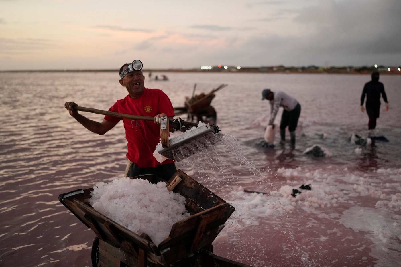 Photos show daily life along Venezuela’s oil coast after Maduro’s capture | iNFOnews.ca