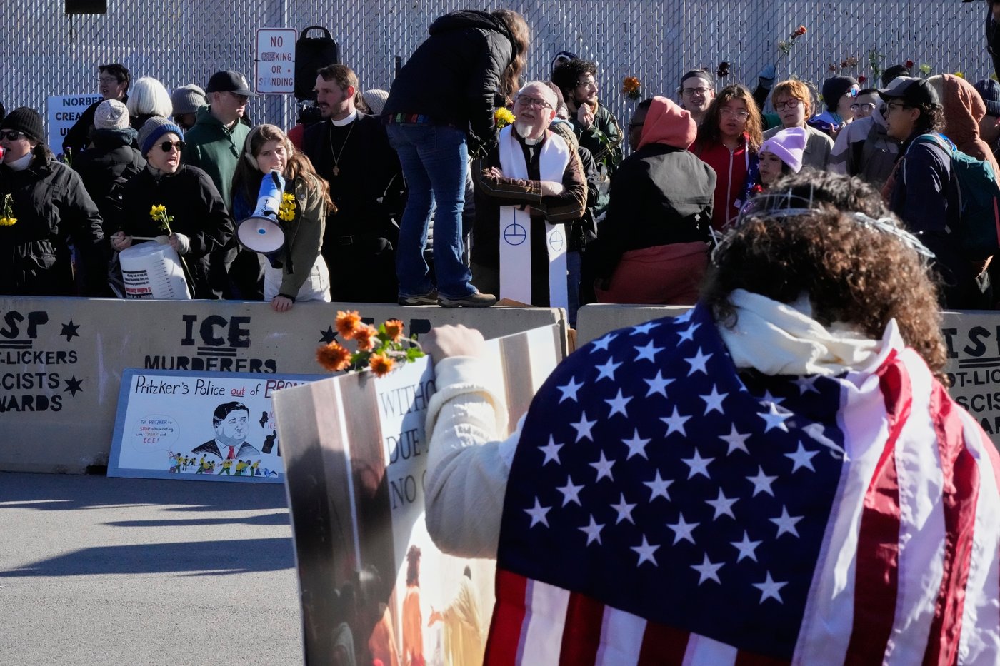Judge signals hundreds of people detained in Chicago immigration crackdown could be released on bond | iNFOnews.ca